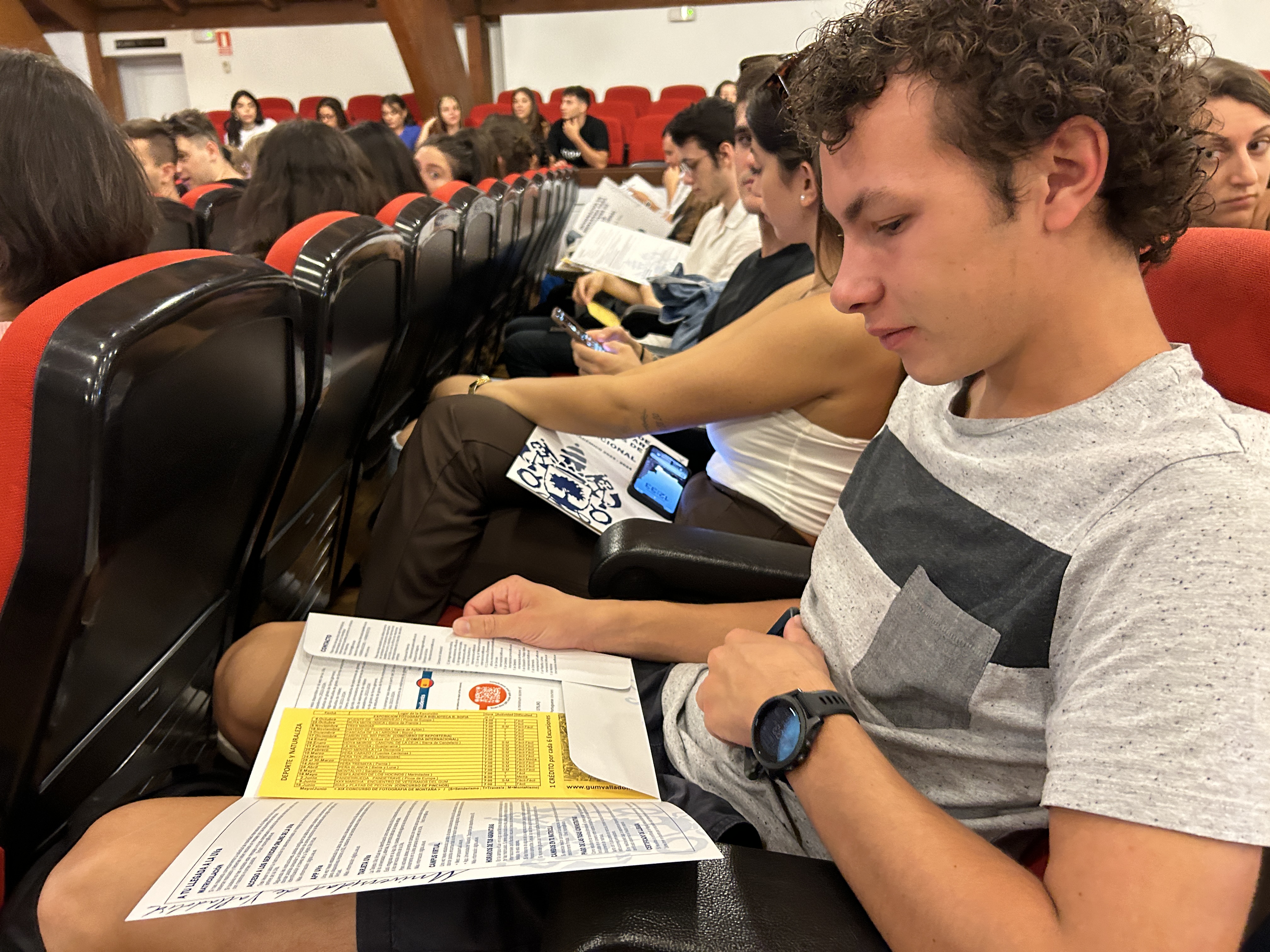 Un estudiante extranjero lee la información facilitada por el Servicio de Relaciones internacionales