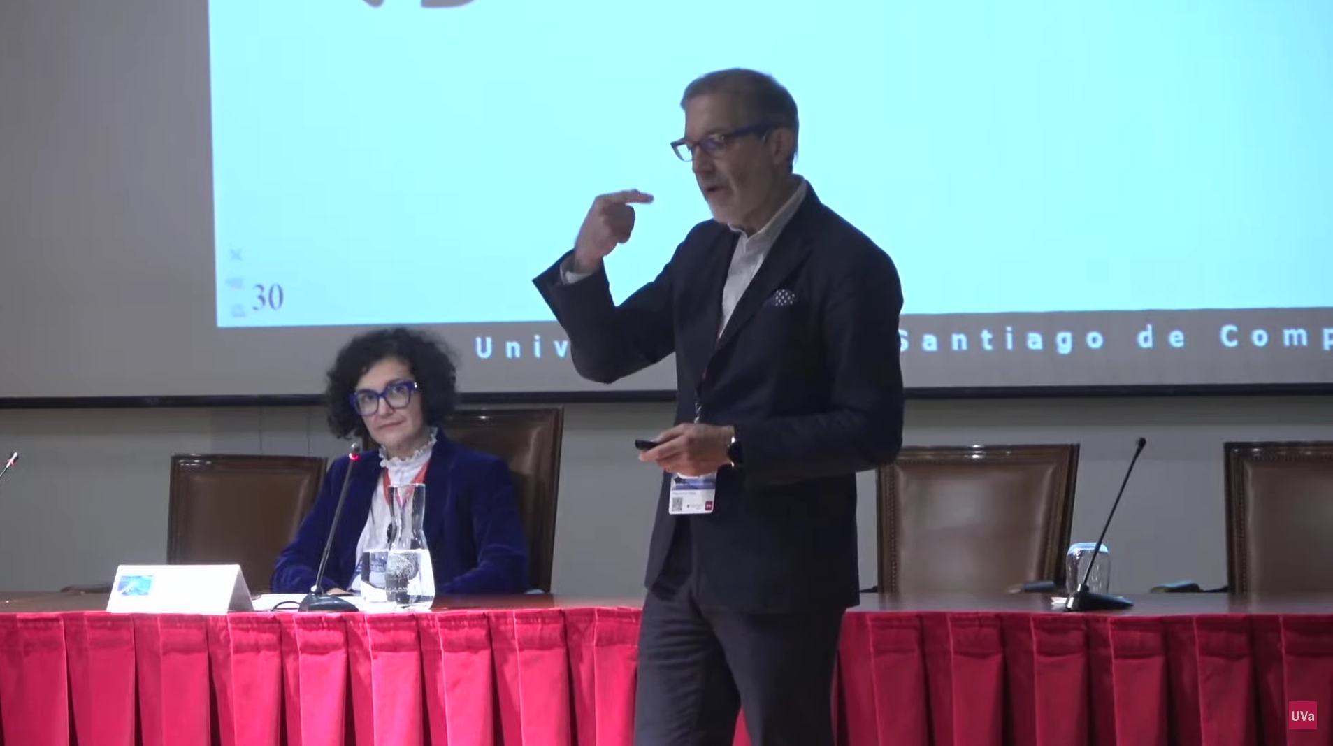 Senén Barro, impartiendo la primera conferencia de las jornadas: 'Inteligencia Artificial: ¿quererla o temerla?'