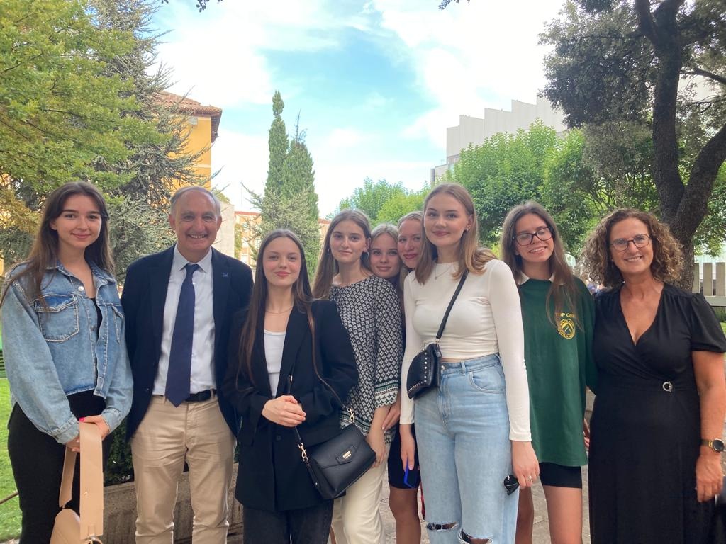 El rector de la UVa, Antonio Largo, junto a las estudiantes ucranianas