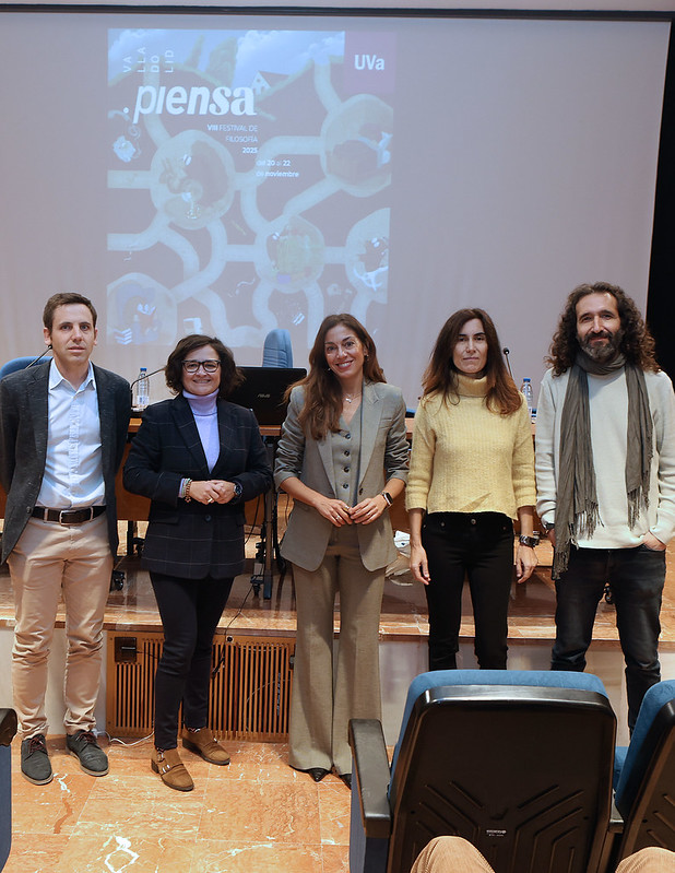 La inauguración estuvo presidida por la Vicerrectora de Comunicación, Cultura y Deporte, Rebeca San José (centro), acompañada a su izquierda por Luca Valera y Dunia Etura (Decana del Centro), y a su derecha por María Caamaño y Adán Sus, coordinadores de la actividad