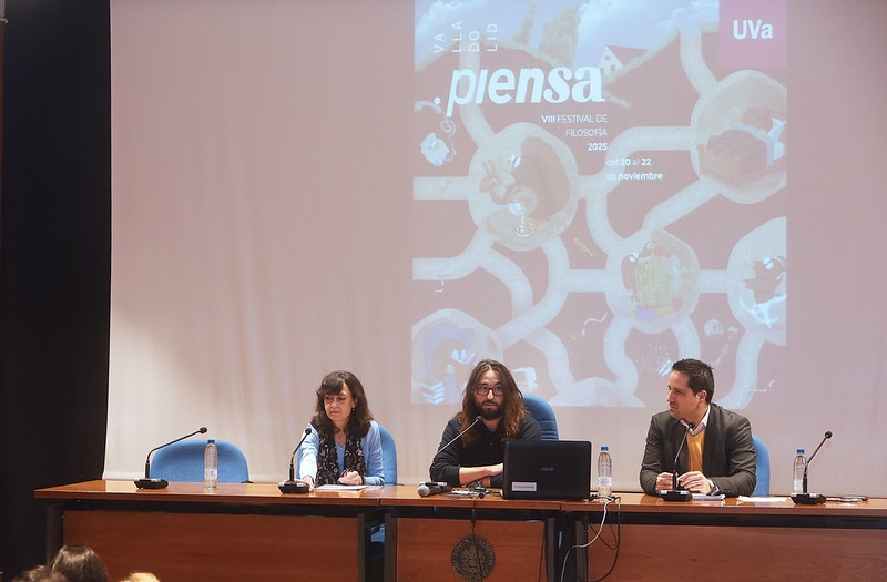 Tras la inauguración, se ha celebrado un coloquio que ha contado con la participación de Cristina Corredor, Donald Bello (moderador) y Koldo Casla