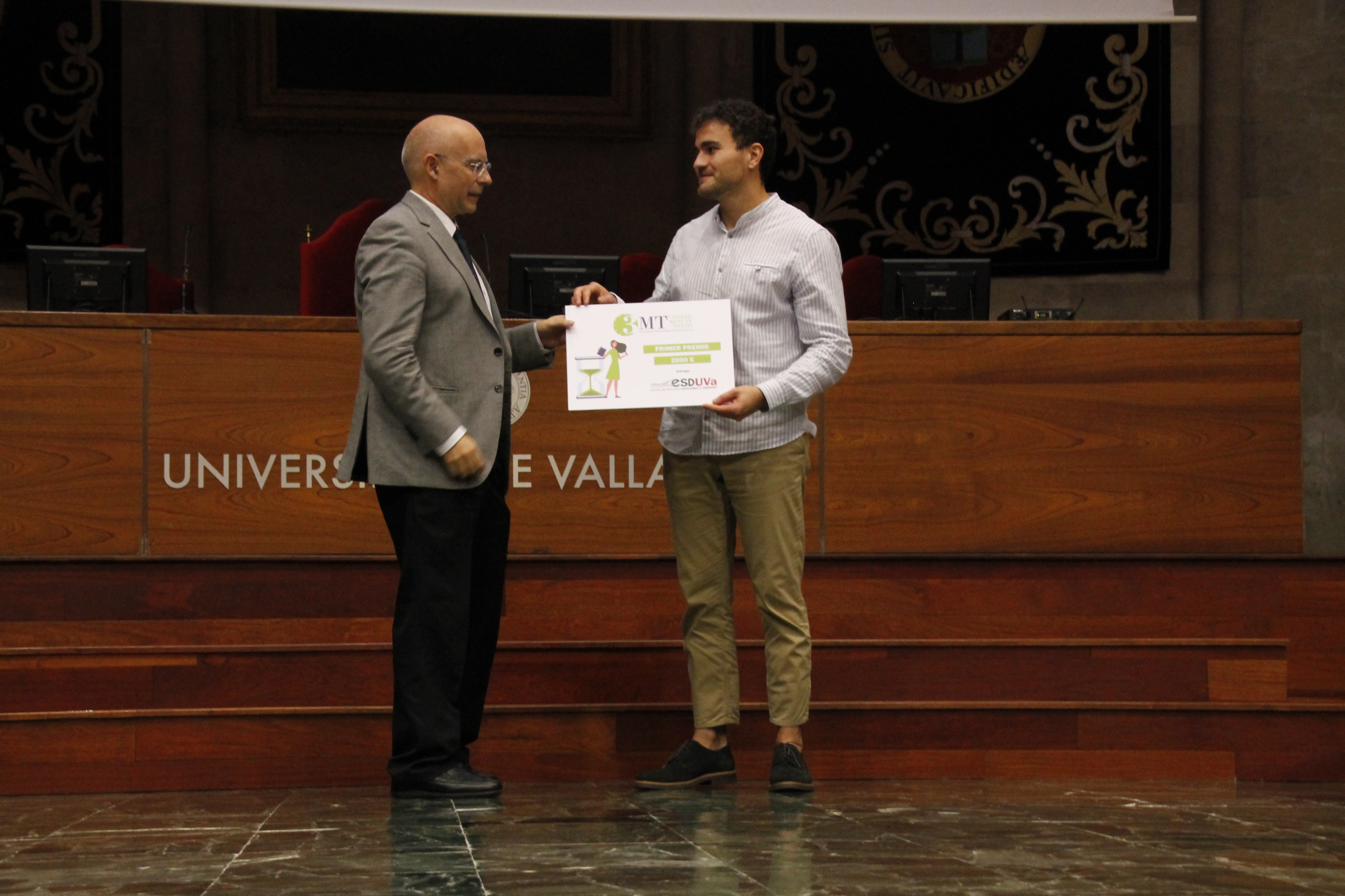 Joaquín Anatol recibe el primer premio de la sexta edición del concurso Three Minute Thesis de la mano de Enrique Baeyens, Vicerrector de Investigación