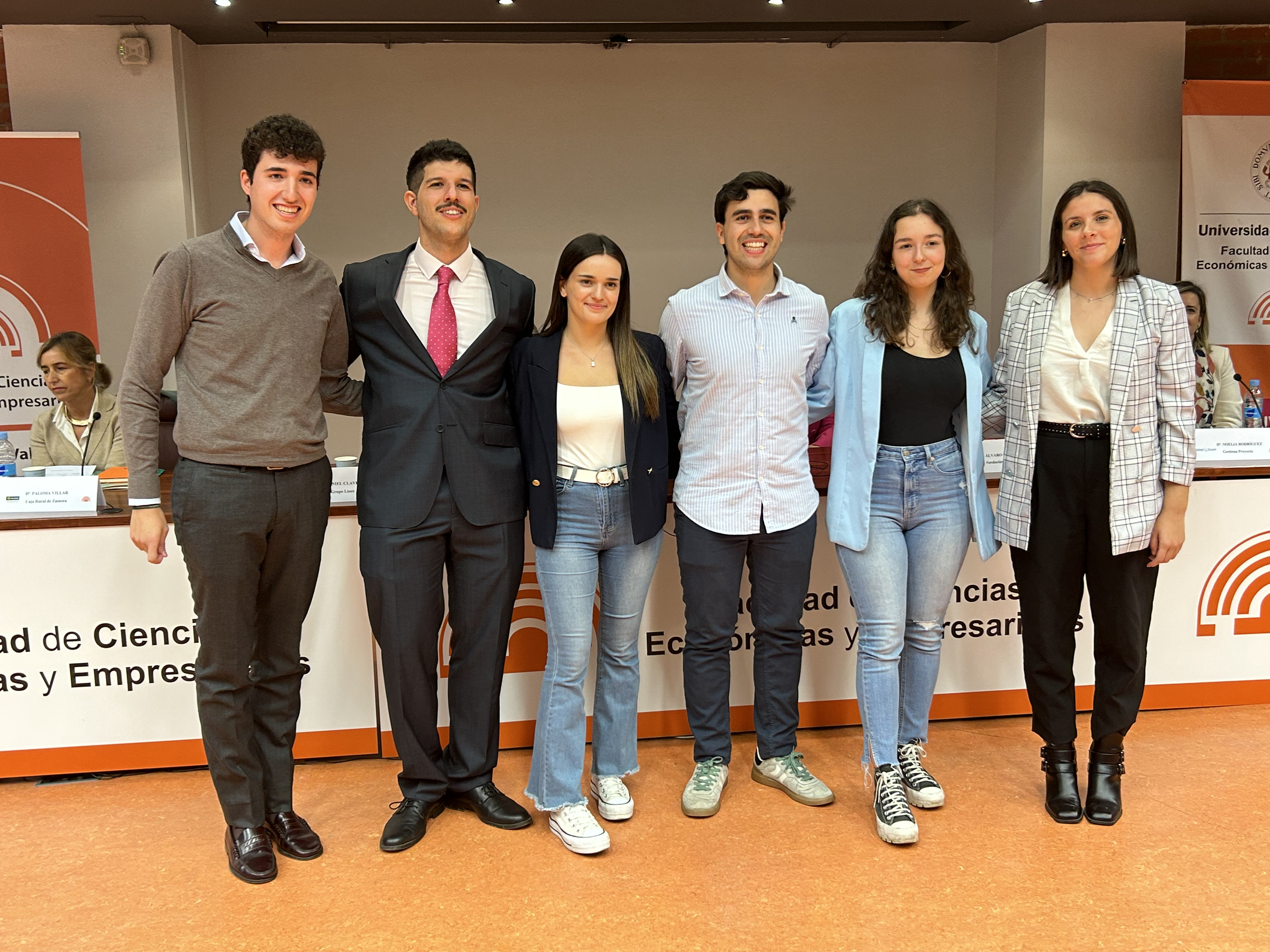 Premiados. De izquierda a derecha, Mario Sánchez Avilés, Eduardo Santos Serrano, Marina Juez Carrera, Enrique Casado Carnero, Itziar Carrancio López y Delfina Podestá