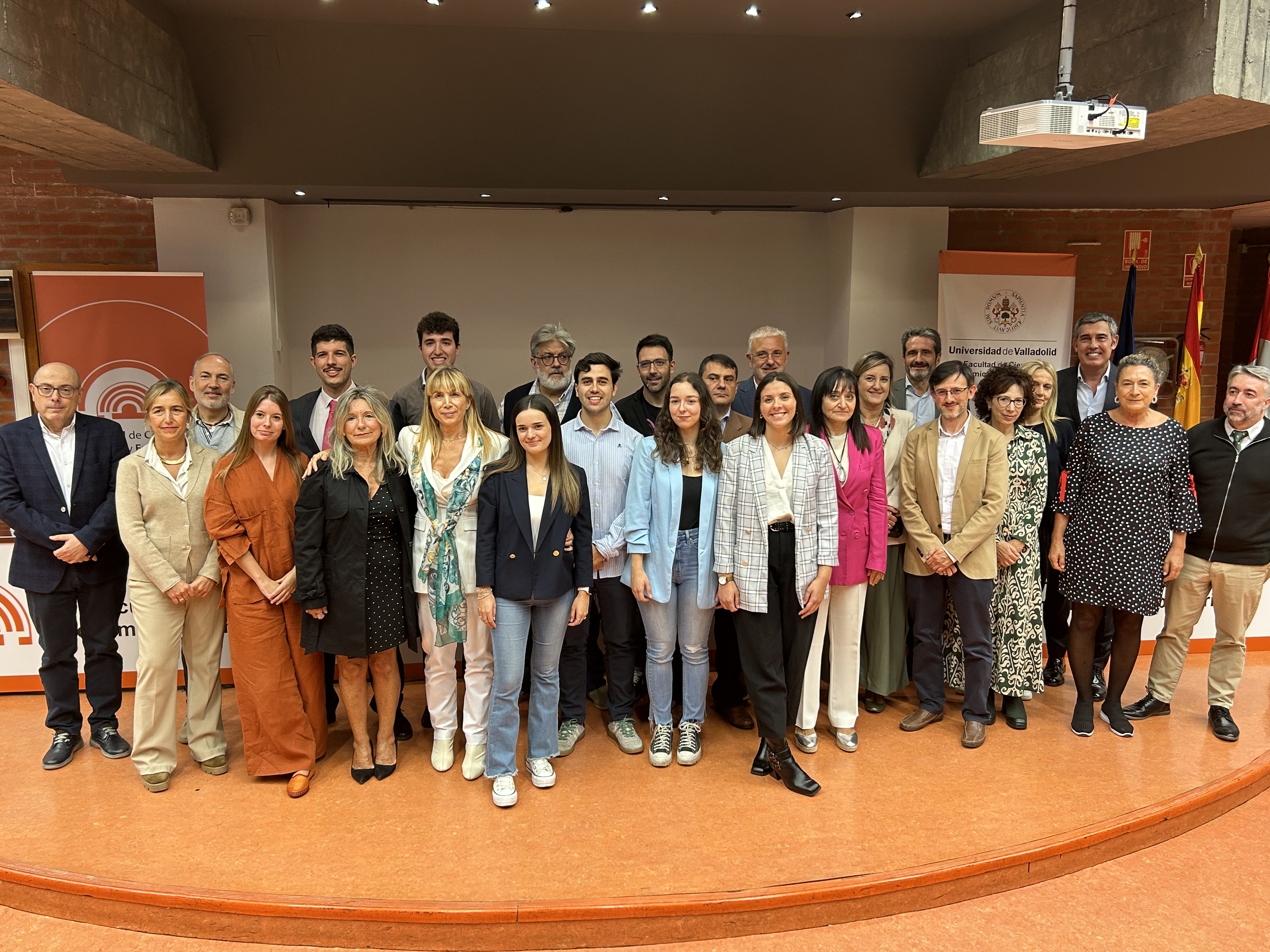 Foto de familia con los premiados, tutores, empresas patrocinadoras y autoridades de la UVa