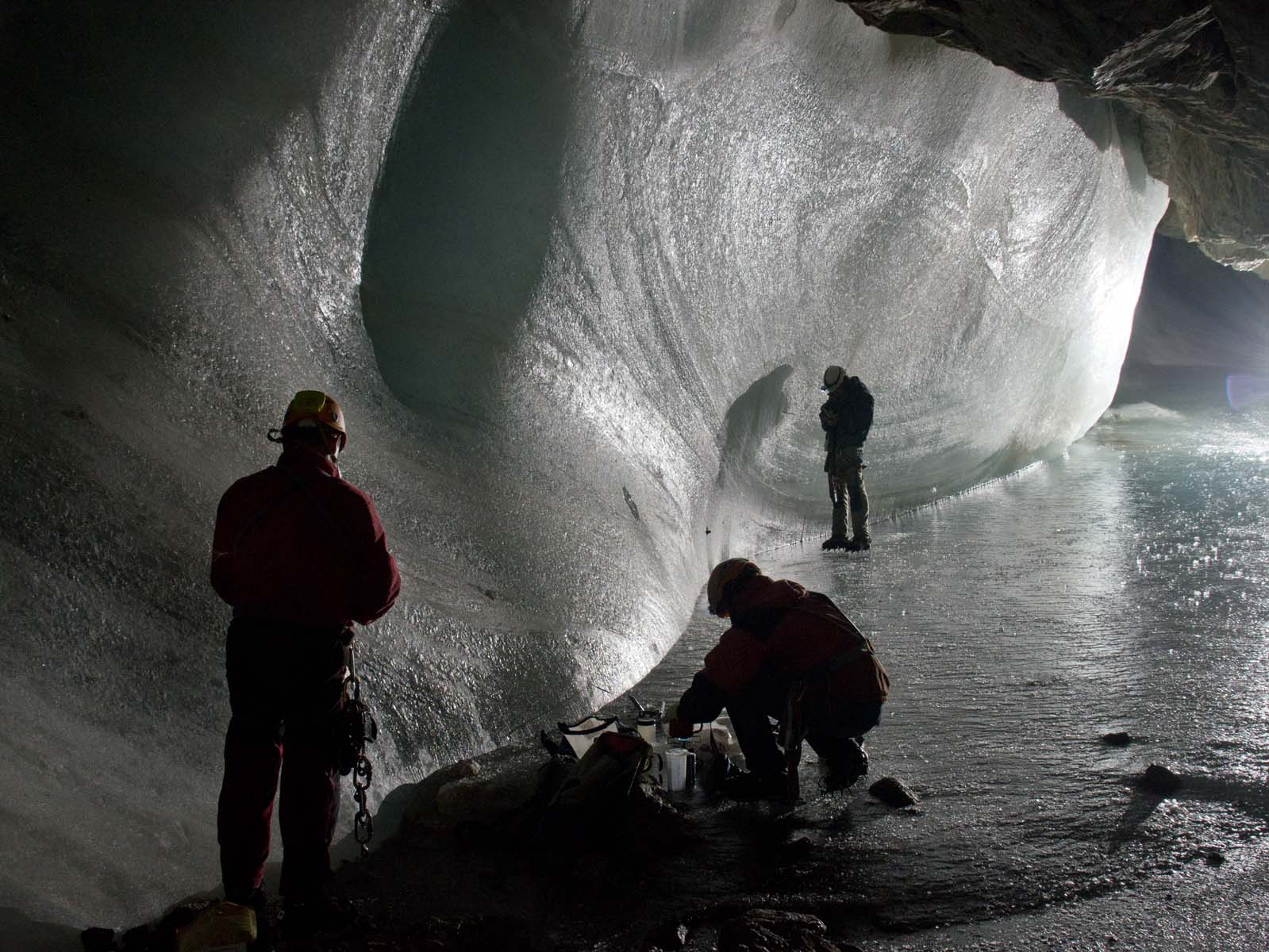 Miembros del grupo PÀNGEA durante la última campaña en una de las cuevas heladas de Picos de Europa