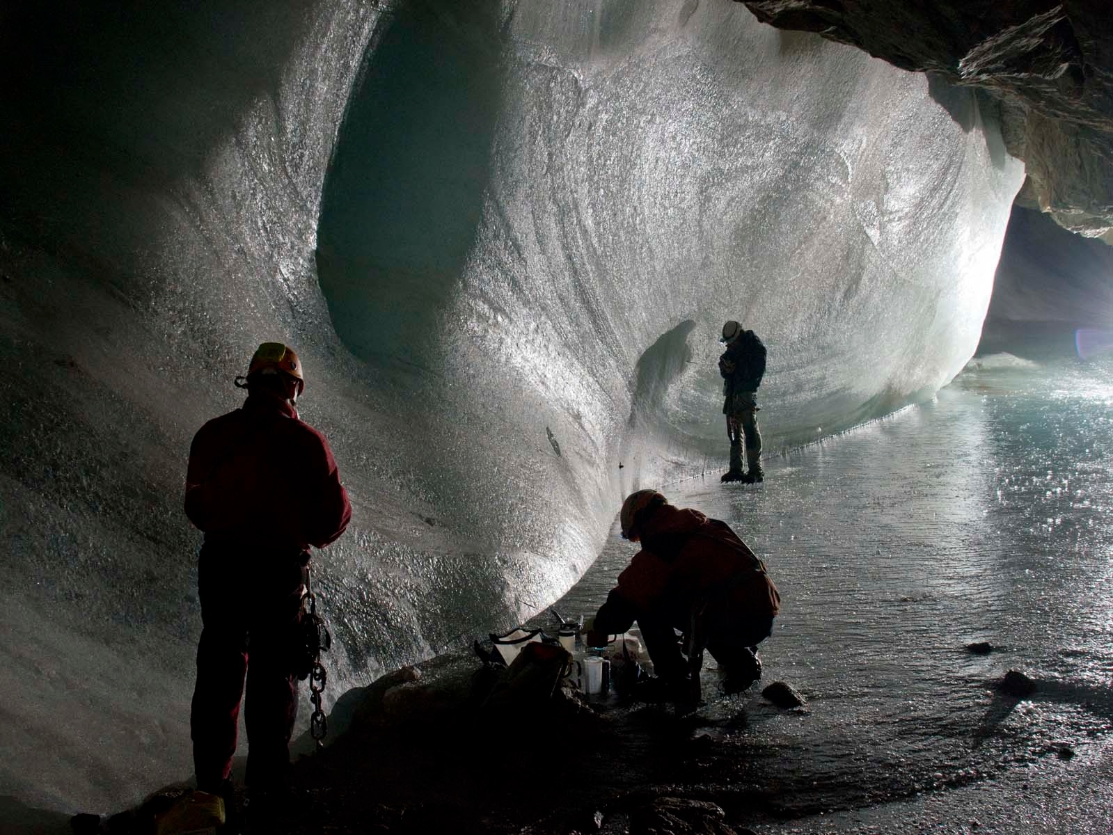 Miembros del grupo PÀNGEA durante la última campaña en una de las cuevas heladas de Picos de Europa