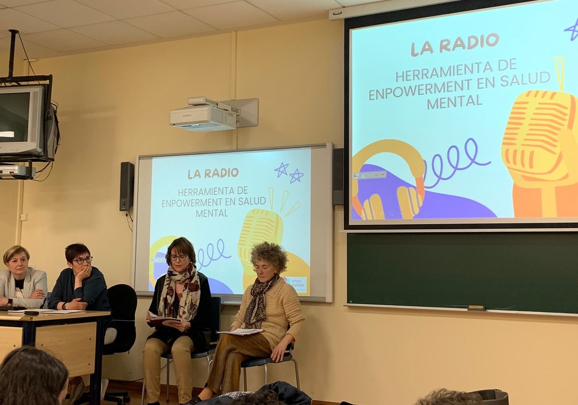Las coordinadoras del proyecto Radio Gurugú durante el encuentro con los estudiantes de Periodismo en la Facultad de Filosofía y Letras