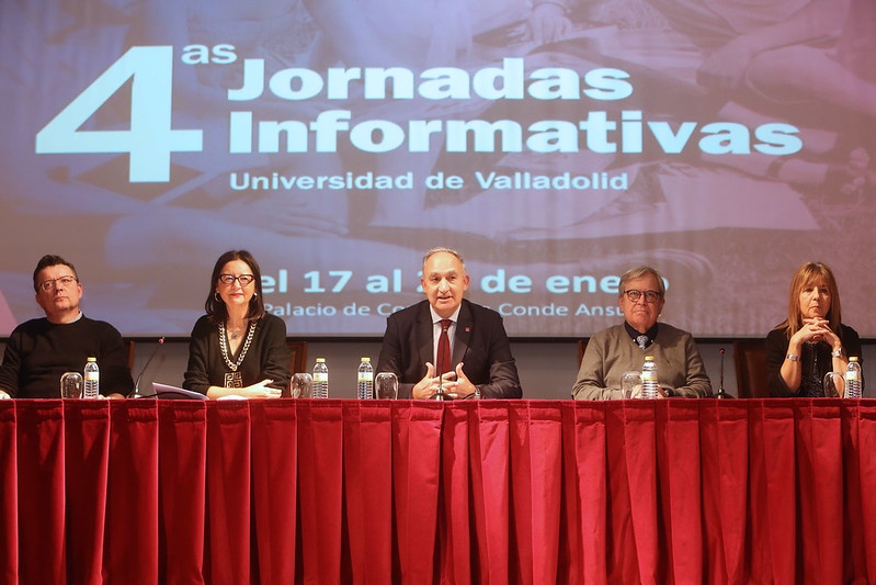 El rector de la UVa, Antonio Largo, preside (centro) una de las sesiones de las 4ª Jornadas Informativas