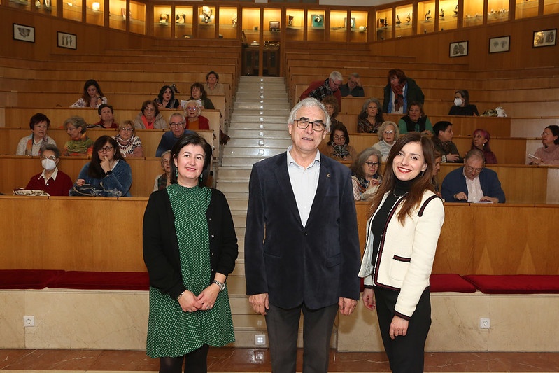 Pilar Panero (izquerda), directora de la Cátedra de Estudios sobre la Tradición, junto a José Luis Alonso Ponga, miembro de la Cátedra y primer conferenciante de las jornadas, y Ana María Iglesias, directora de la Universidad Permanente Millán Santos