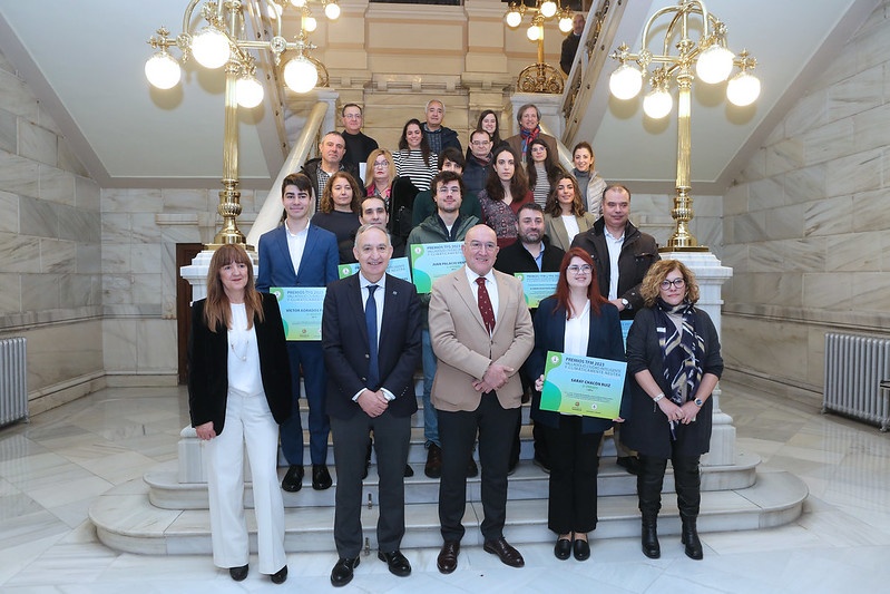Foto de familia de premiados, tutores y autoridades.