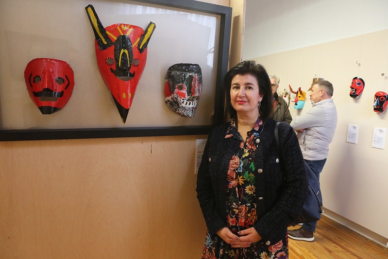 Pilar Panero, directora de la Cátedra de Estudios sobre la Tradición de la UVa, posa junto a algunas de las máscaras.