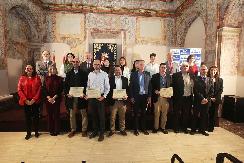 Foto de los premiados con los tutores y autorizados