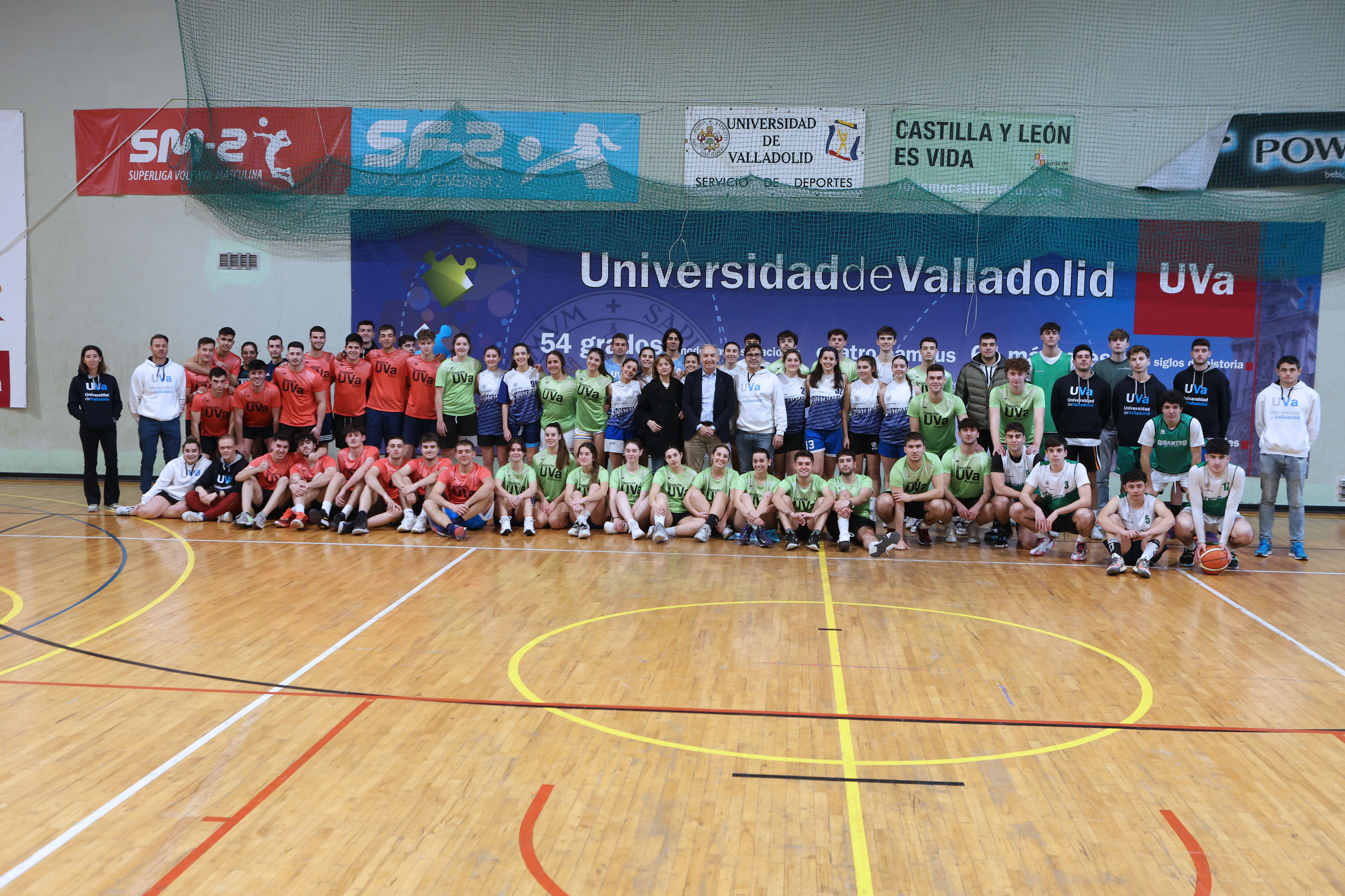 Participantes en las fases finales del Trofeo Rector acompañados del Rector y la Vicerrectora de Comunicación, Cultura y Deporte