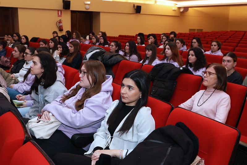 Estudiantes del Grado de Logopedia asisten a las charlas organizadas por la Delegación de Alumnos de Medicina con motivo del Día de la Logopedia