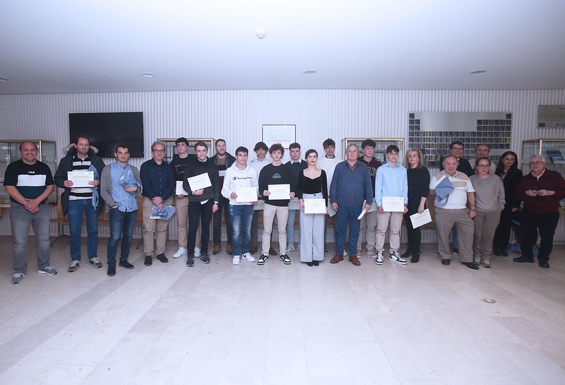 Foto de familia de los premiados y autoridades el 8 de marzo en la Facultad de Ciencias