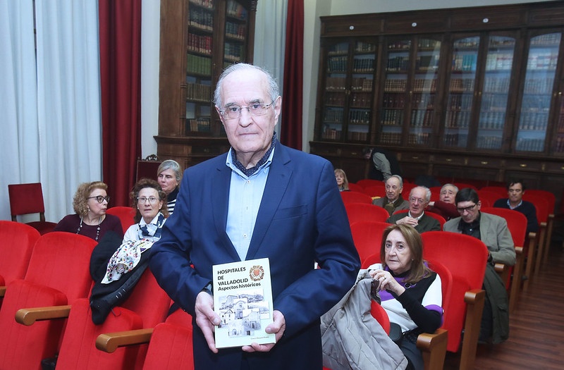 Carlos Vaquero, durante la presentación de su obra en la Facultad de Medicina