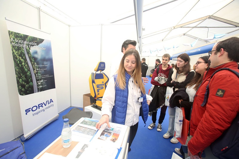 Estudiantes en uno de los stands en la carpa instalada en el Campus Esgueva, frente a la Facultad de Ciencias Económicas y Empresariales