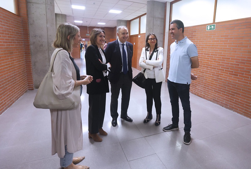 Momentos antes de las pruebas, la consejera y el rector junto a la vicerrectora de Estudiantes, Cristina de la Rosa, y el coordinador de las pruebas EBAU de la UVa, Ricardo Josa