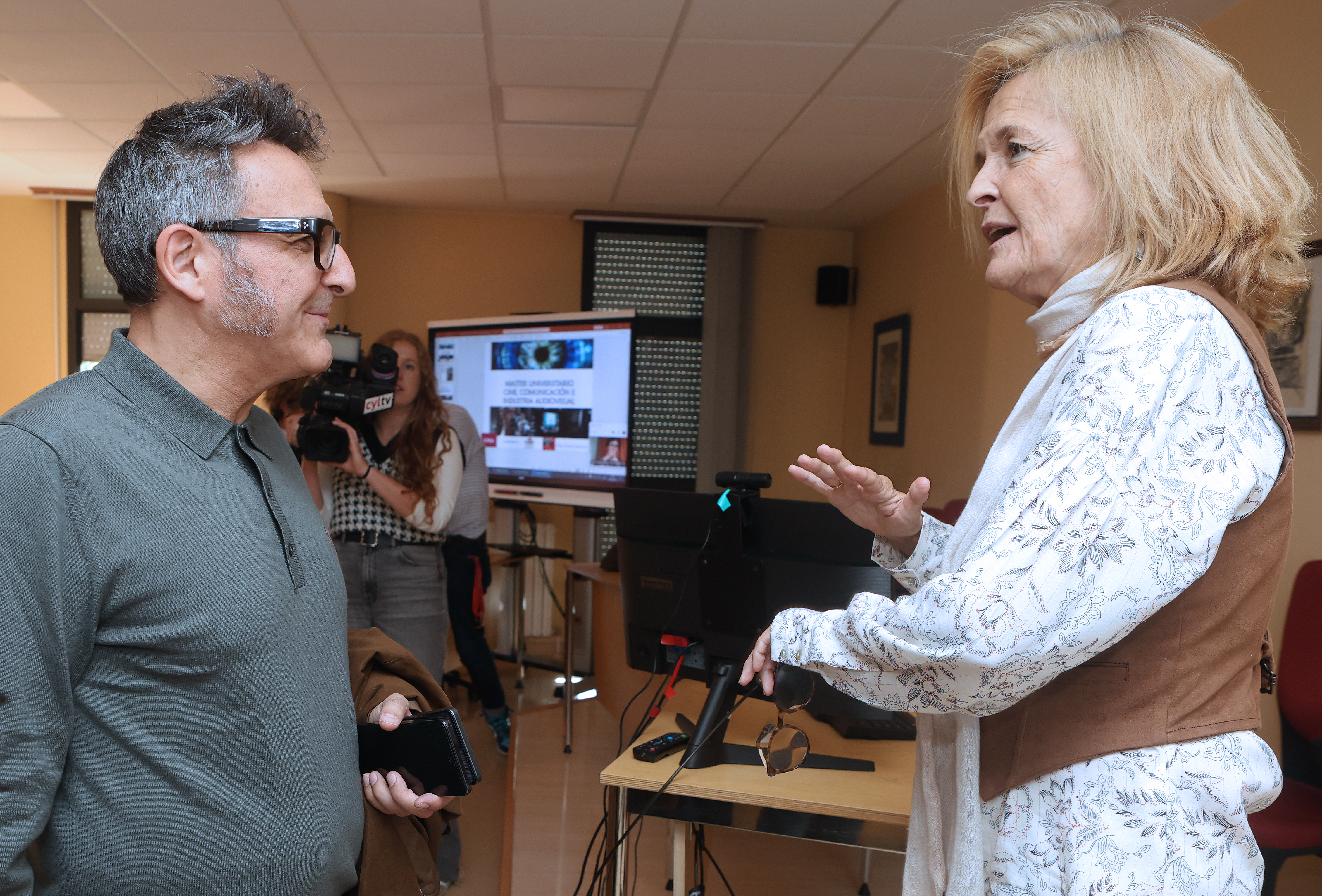 La directora del máster, Mercedes Miguel, charlando con el director de SEMINCI momentos antes del comienzo de la inauguración
