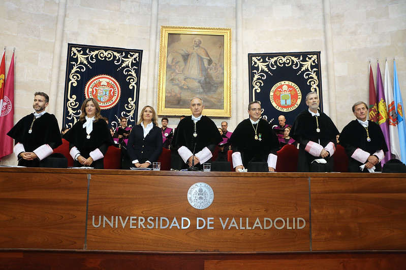 El rector y la consejera de Educación, en el centro, presiden el acto de apertura del curso junto al resto de rectores de universidades de Castilla y Leó