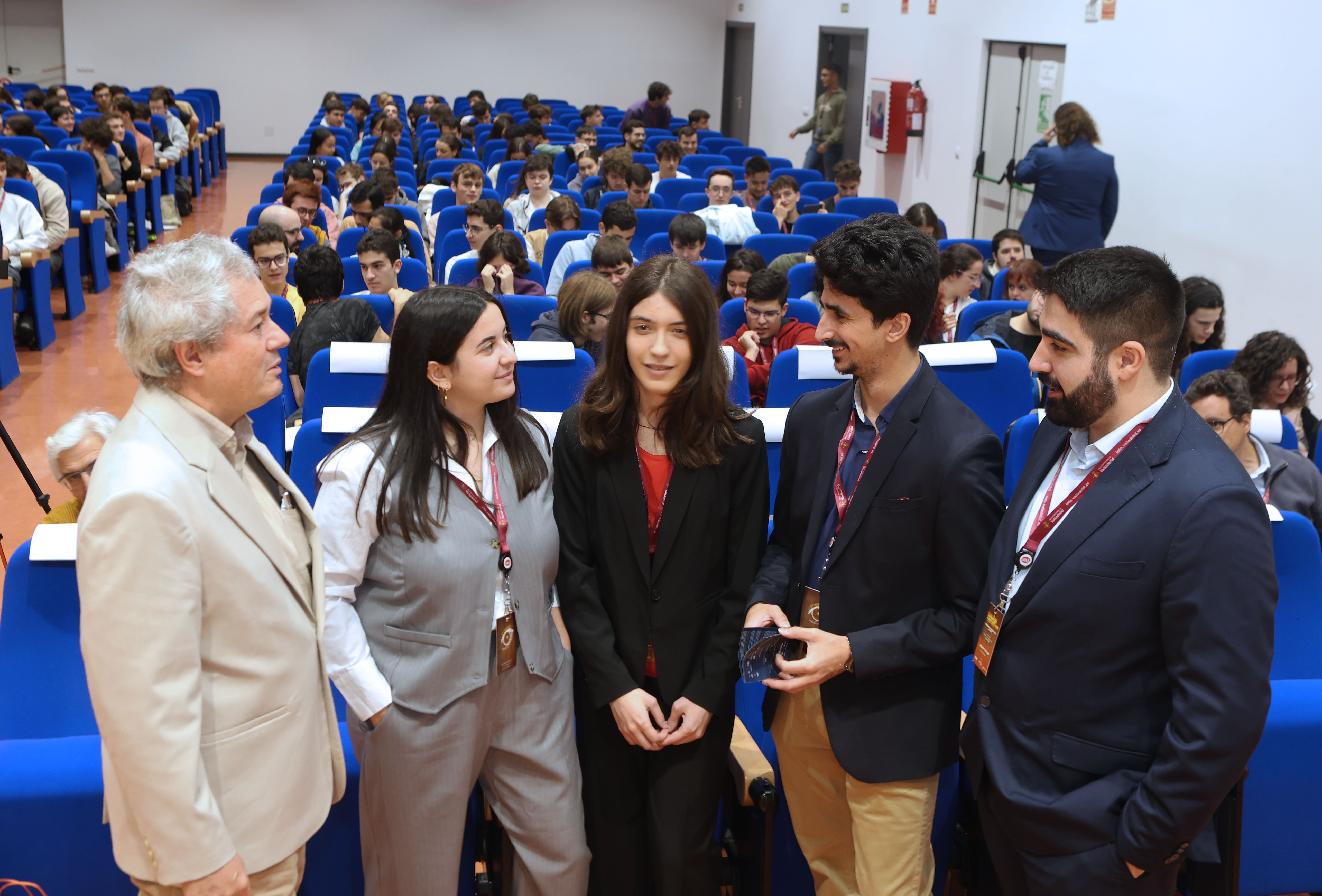 El decano de la Facultad conversando con los organizadores momentos antes de la inauguración