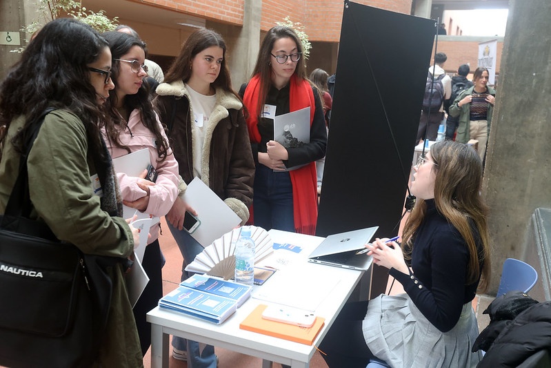 Estudiantes de la Facultad visitan uno de los stands de la I Feria de Empleo