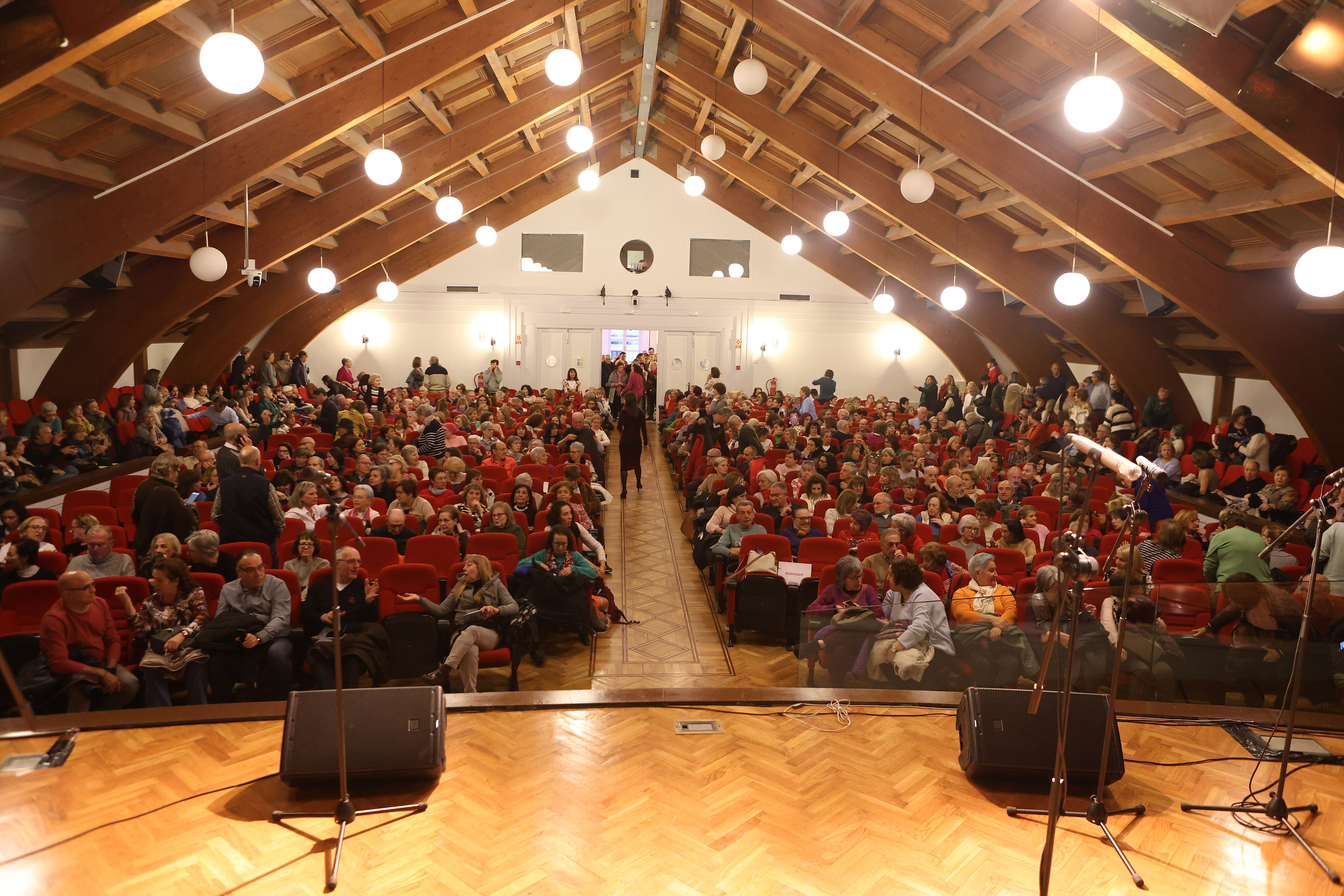El Paraninfo del Palacio de Congresos Conde Ansúrez prácticamente lleno para ver el concierto del coro gospel "Good News"