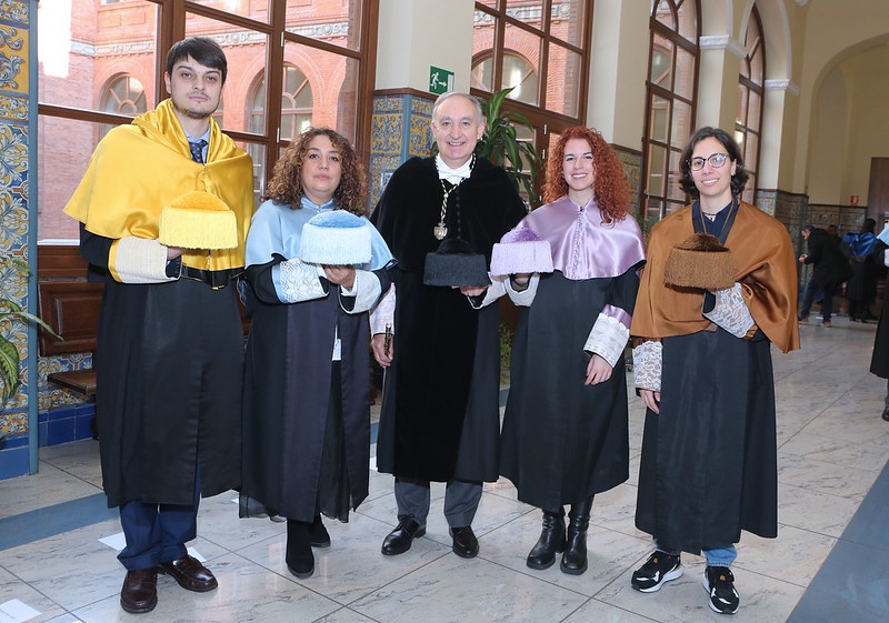 El rector (centro), acompañado de los nuevos doctores que han intervenido en el Día del Doctor: Luis Leal Vega, Montserrat Palacios Prado, Paula Molinero González y Eva Sánchez Hernández