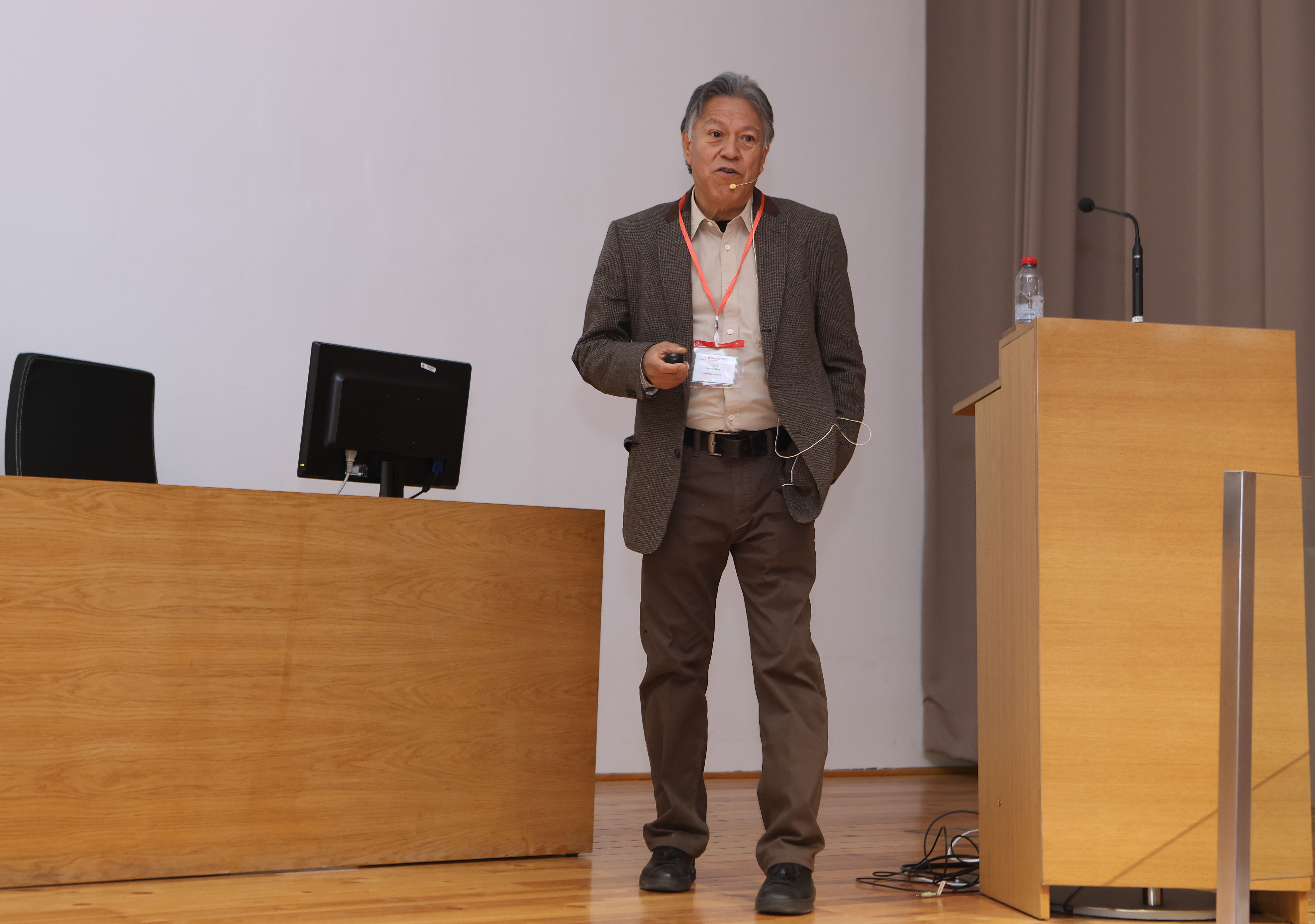 El Profesor David Fernández, del Departamento de Física, CINVESTAV (México) impartió la primera conferencia del encuentro 'The key role of Javier to understand polynomial Heisenberg algebras and Painleve´ equations'