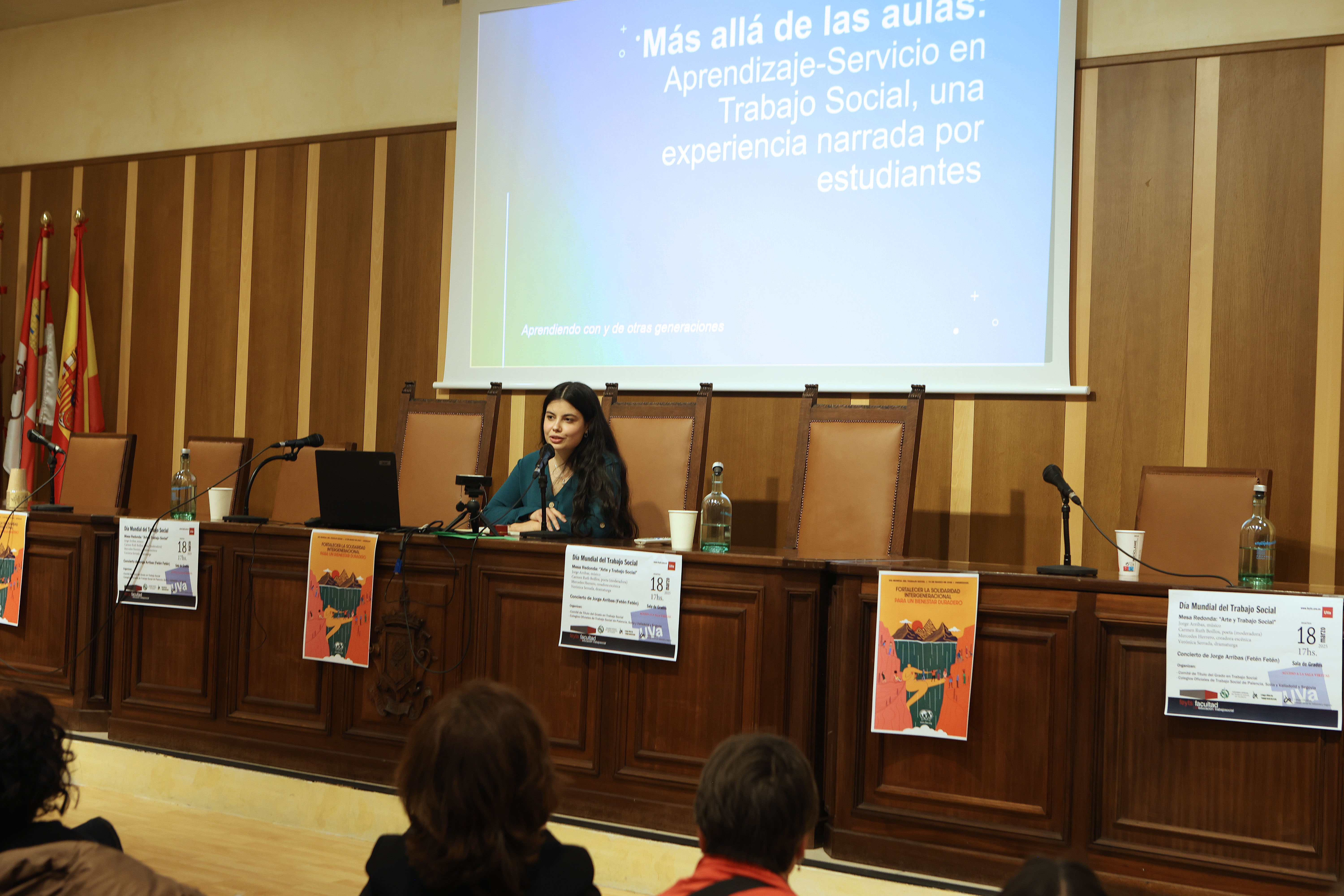 La premiada Raquel Oyágüez Val exponiendo su Trabajo Fin de Grado