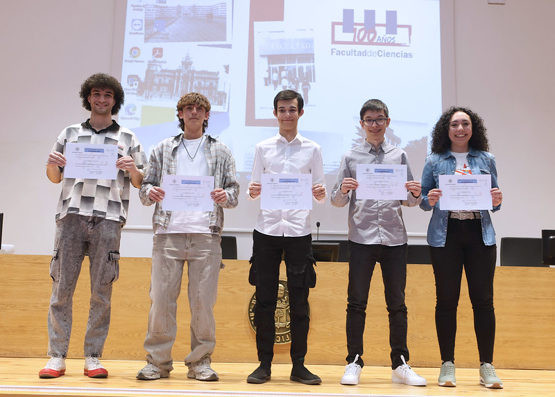 Los cinco primeros clasificados, de izquierda a derecha:  Samuel San José Santos, del IES Diego de Praves de Valladolid(5º), Pablo Pizarro Pérez, del IES Diego de Praves de Valladolid (3º), Víctor Muñoz Sintes, del IES Castilla de Soria (1º),  Javier Puebla Villaescusa, del IES Alonso Berruguete de Palencia (2º), Avril Lagos Illera, del IES Condesa Eylo de  Valladolid (4ª)