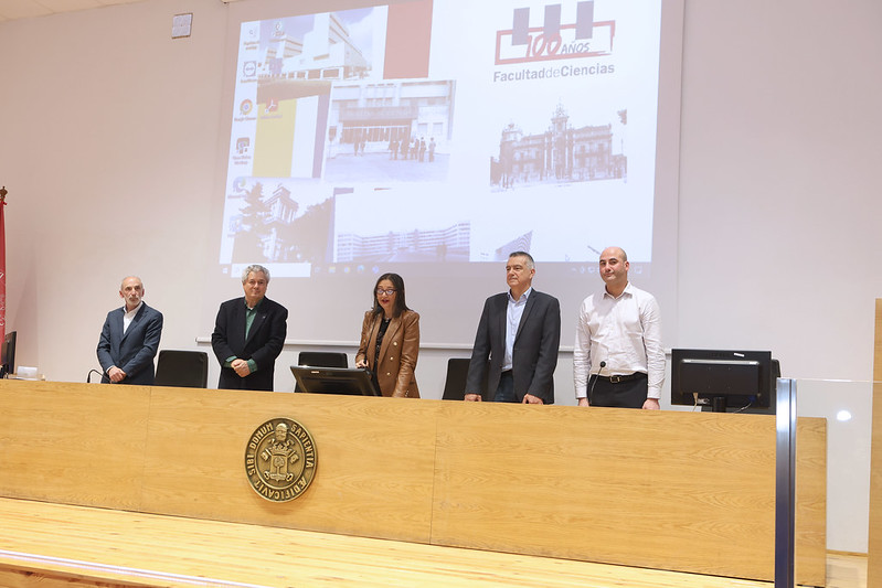 De izquierda a derecha: Jesús María Martínez de Ilarduya, presidente de la Sección de Químicas; Manuel Bardají, decano de la Facultad de Ciencias; Cristina de la Rosa, vicerrectora de Estudiantes y Empleabilidad; Fernando Villafañe, presidente de la Asociación de Químicos de Castilla y León; Iker León, presidente de la Sección Territorial de la RSEQ.