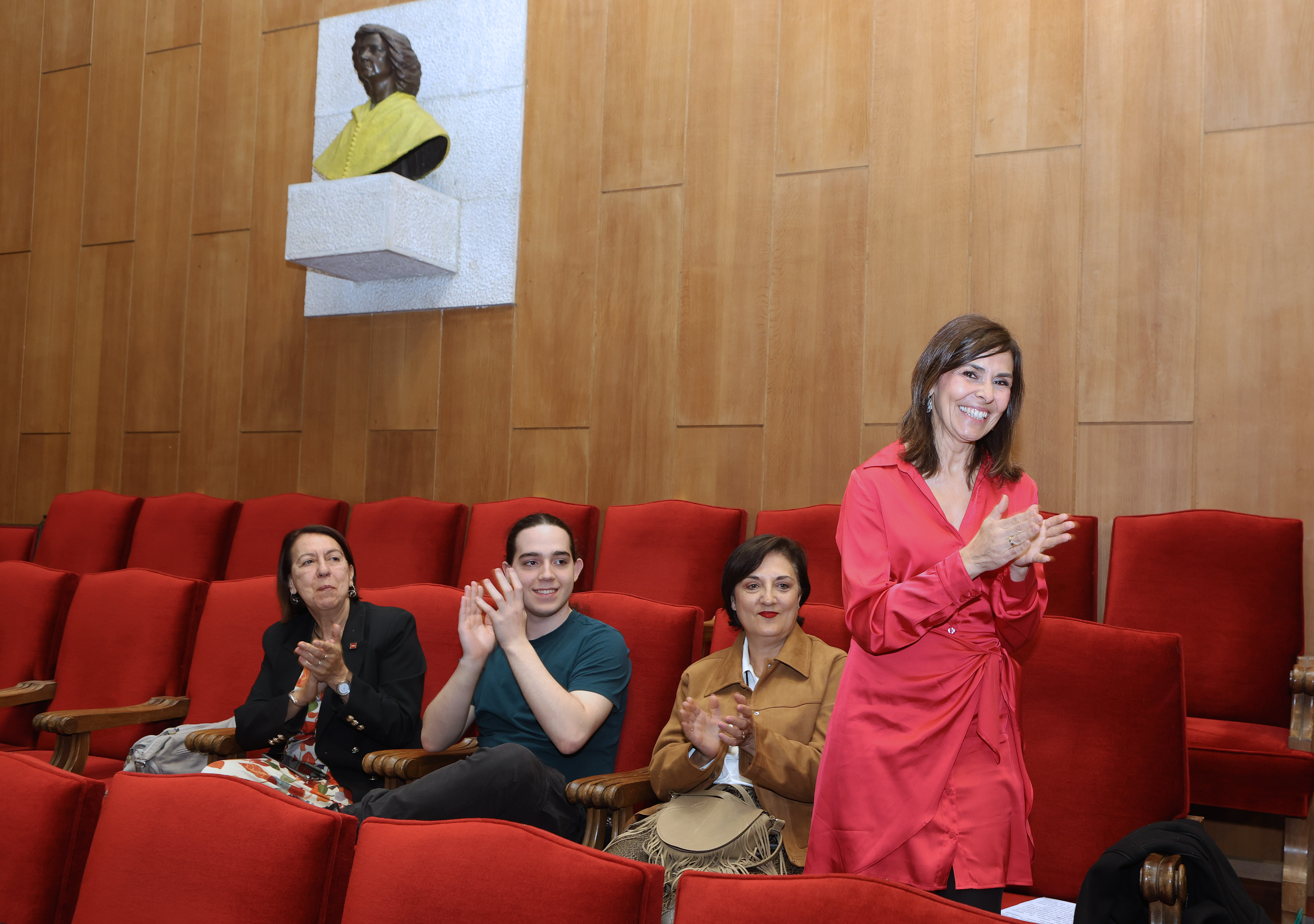 La nueva Defensora, tras ser elegida. La primera por la izquierda, Milagros Alario, que deja la Defensoría tras nueve años en el cargo.