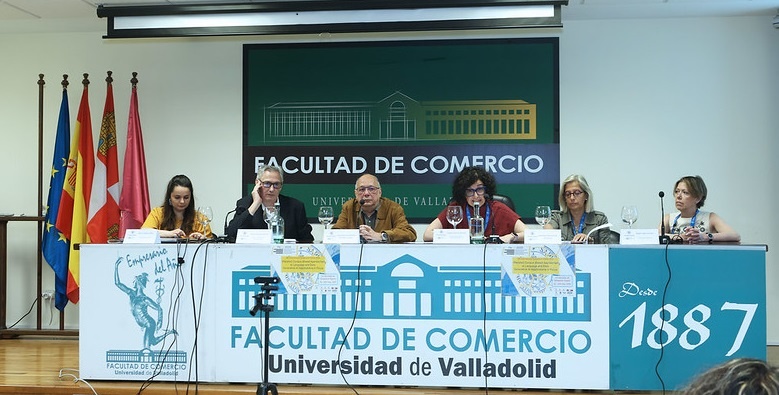 La vicerrectora de Innovación Docente y Transformación Digital. Susana Álvarez Álvarez, (centro), inauguró el simposio, junto con a las coordinadoras y representantes de los centros