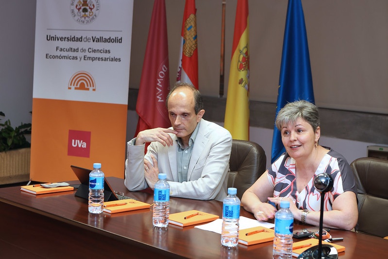 Inauguración del encuentro: Pedro Pablo Ortúñez, moderador del encuentro, y María Valle Santos, decana del centro