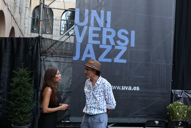 La vicerrectora de Comunicación, Cultura y Deporte, Rebeca San José, y el director artístico de Universijazz, José Luis Gutiérrez, charlan antes de la inauguración