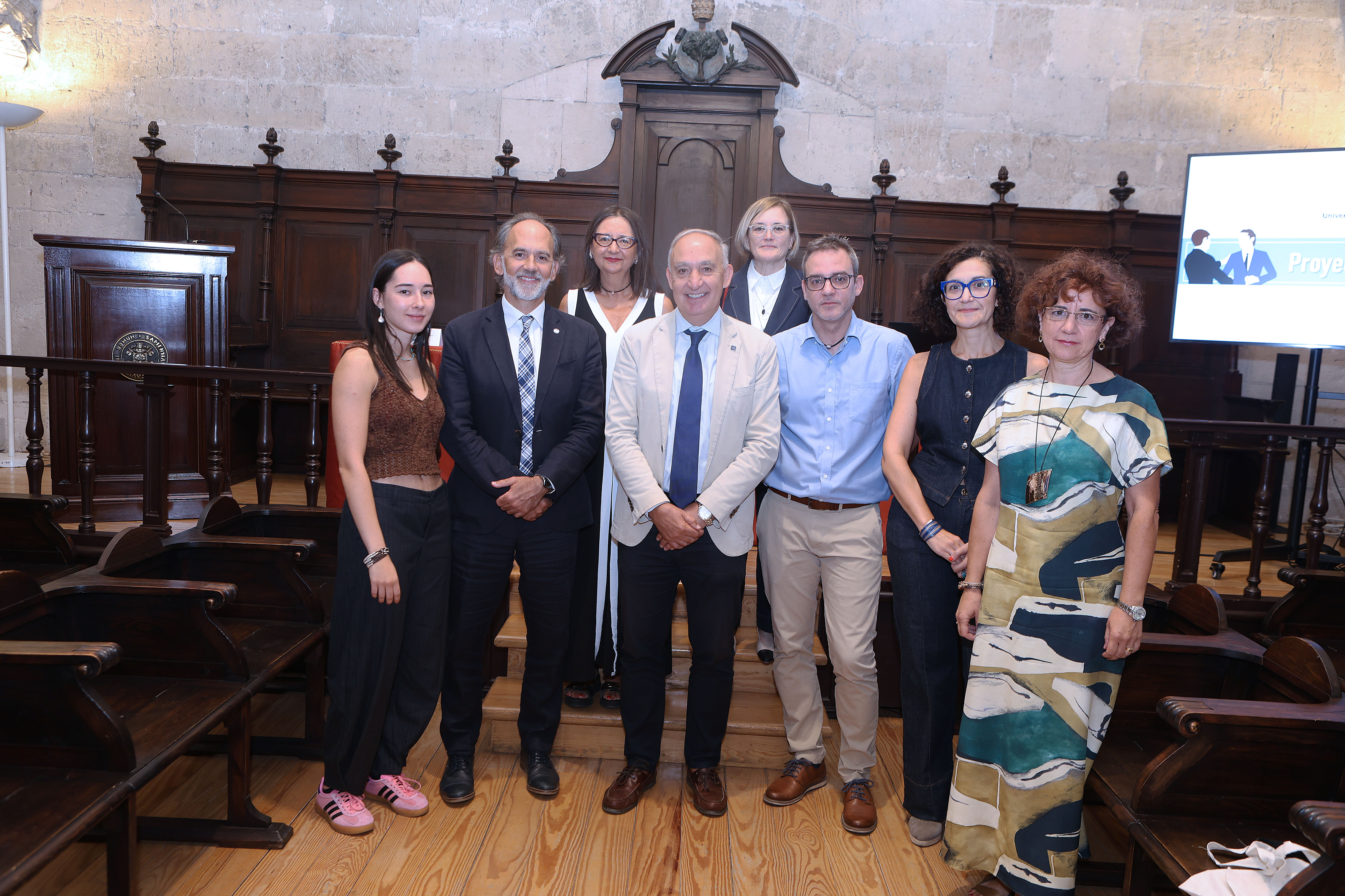 Premiados y autoridades académicas en el aula Triste del Palacio de Santa Cruz
