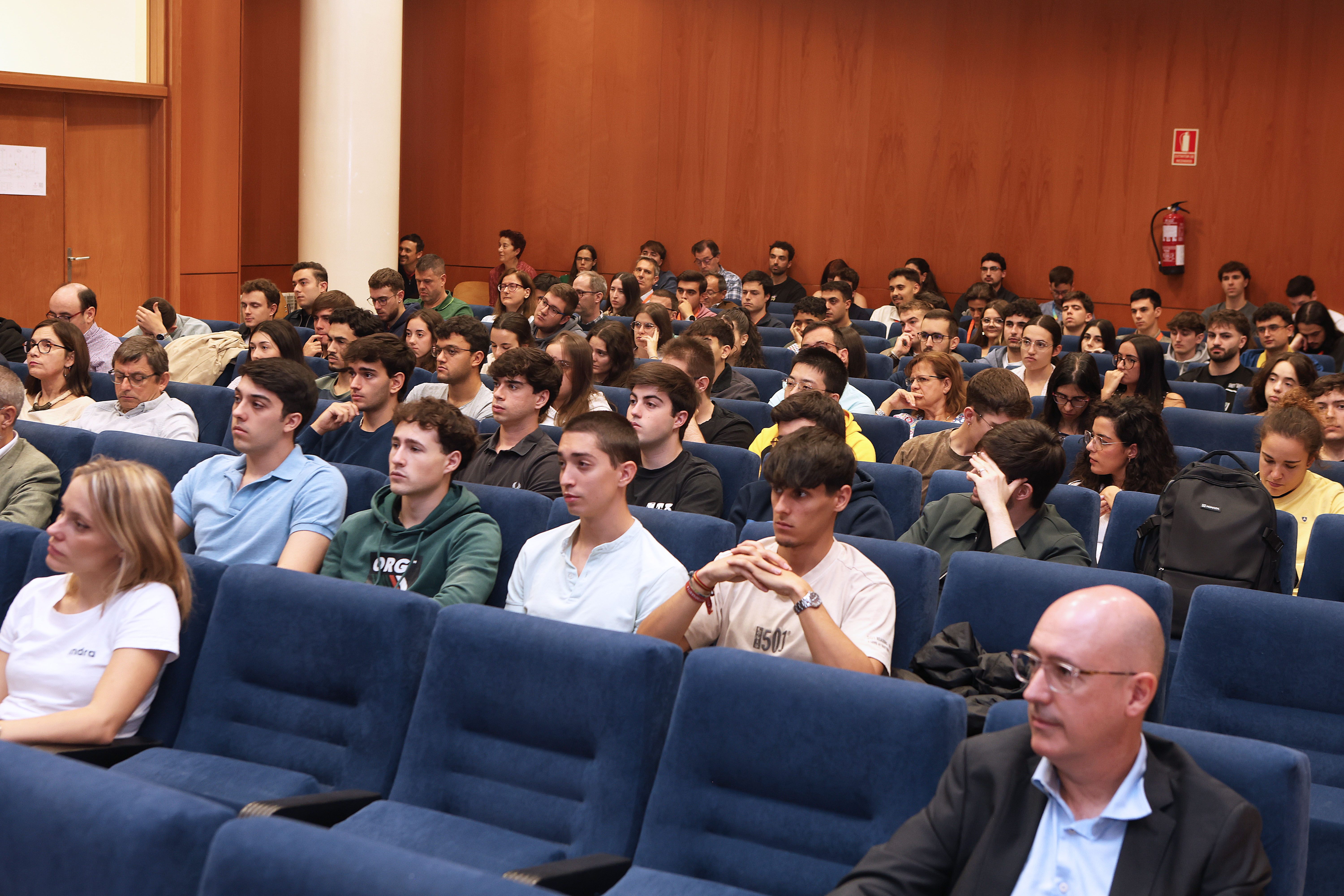 La jornada matutina, celebrada en el Salón de Grados y la Sala Hedy Lamar de la ETSIT, contó con una gran afluencia de estudiantes e interesados