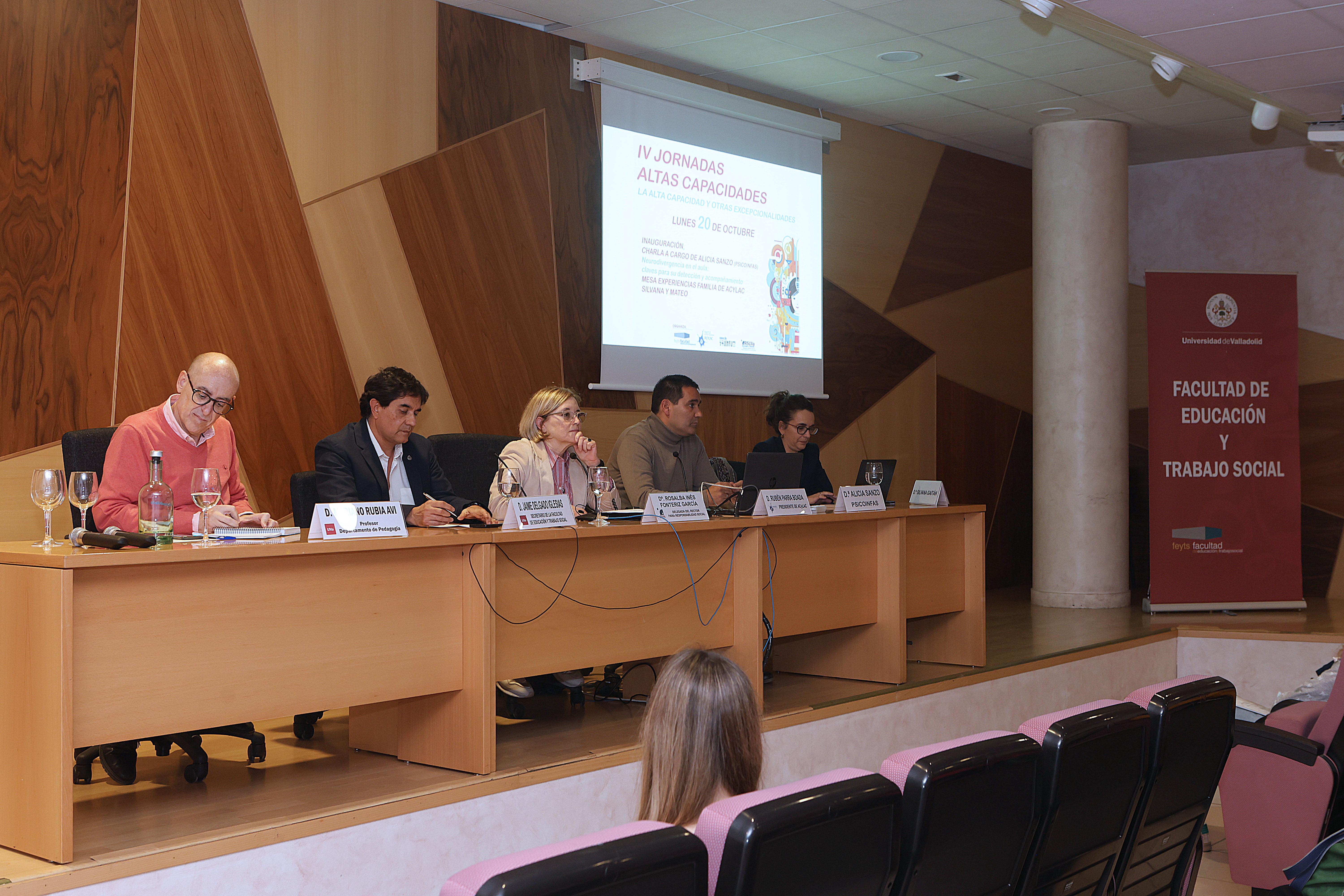 De izquierda a derecha: Mariano Rubia, profesor de Pedagogía; Jaime Delgado, Secretario de la FEYTS; Rosalba Fonteriz, Delegada del Rector para la Responsabilidad Social Unievrsitaria; Rubén Parra, Presidente de ACyLAC; Alicia Sanzo, psicóloga.