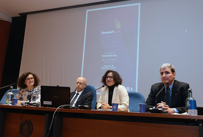 De izquierda a derecha, Susana Álvarez Álvarez, vicerrectora de innovación Docente y Transformación Digital; Enrique Baeyens Lázaro, vicerrector de Investigación; Dunia Etura, decana de la Facultad de Filosofía y Letras; y José V.hernández Conde, director del HumaIA Lab