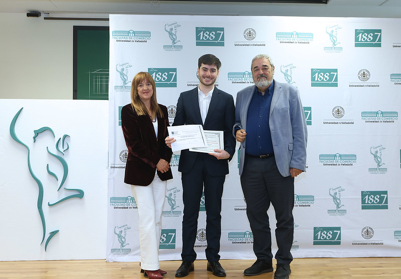 La delegada del rector para la Transferencia Del Conocimiento de la Universidad de Valladolid, María de los Ángeles Pérez Rueda, y Carlos Aganzo, del Consejo Social, durante la entrega del premio a uno de los autores de la propuesta ganadora "Locks de Atar"