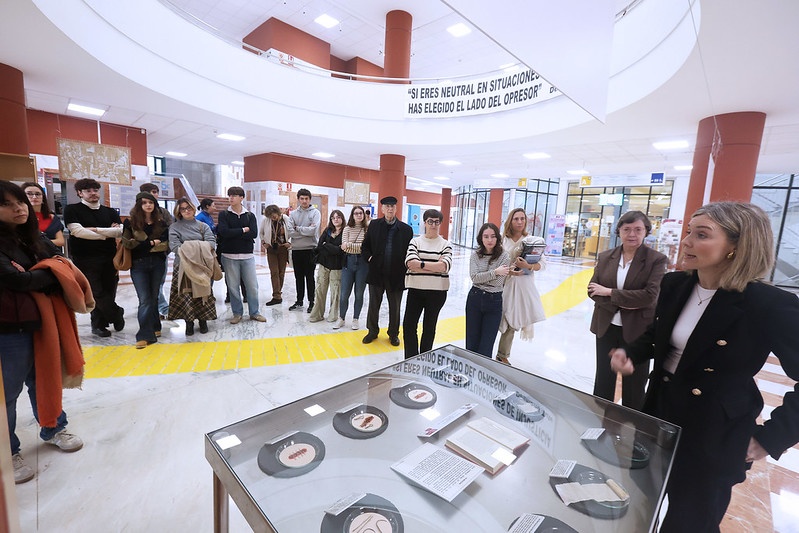 Inauguración de la exposición a cargo de Victoria Recio, profesora y miembro del Grupo de Investigación