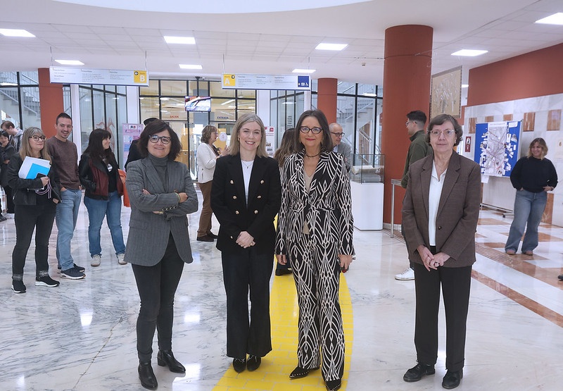 De izquierda a derecha: Dunia Etura, decana d e la Facultad de Filosofía y Letras; Victoria Recio y Cristina de la Rosa Cubo, miembro y directora, respectivamente, del Grupo de Innovación Docente ‘Itinera: Vías de innovación e investigación docente en lenguas clásicas’; y Mª Ángeles Díez, directora de la Biblioteca de Filosofía y Letras, han sido las encargadas de la inauguración de la exposición