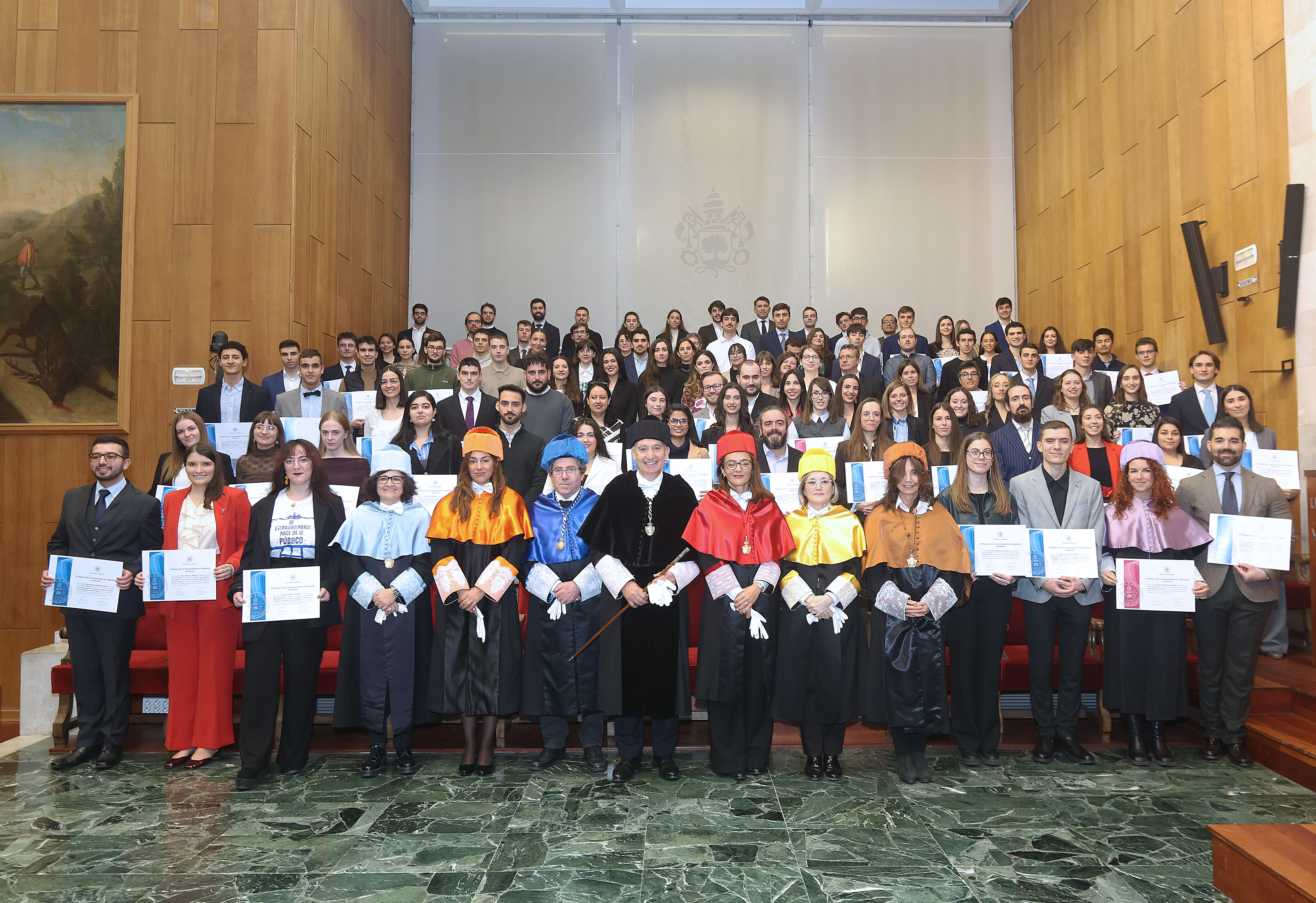 Imagen de familia de los premiados con las autoridades