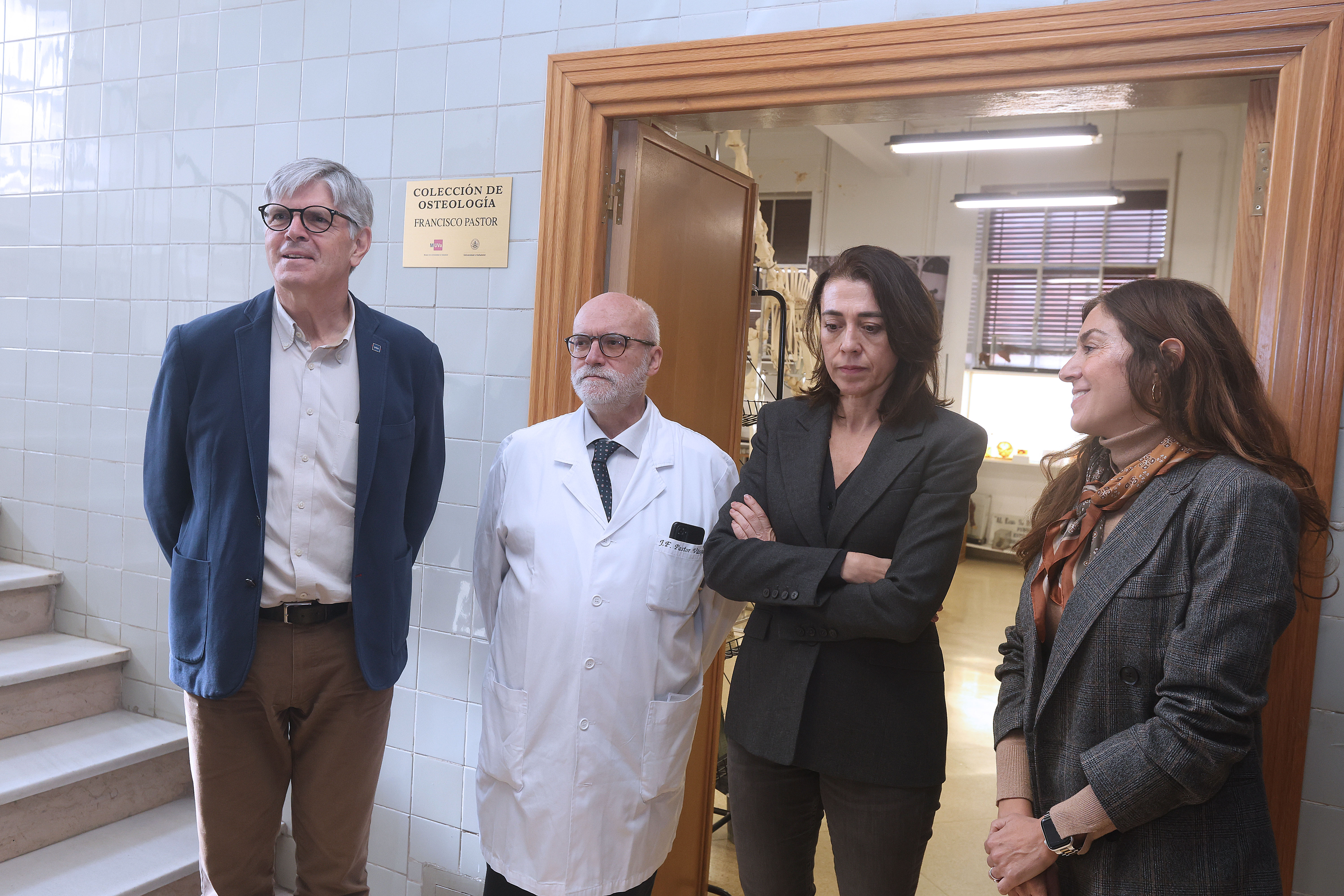 De izquierda a derecha: Eduardo Arranz, decano de la Facultad de Medicina; Francisco Pastor; Irune Fiz, directora del MUVa, y Rebeca San José, vicerrectora de Comunicación, Cultura y Deporte