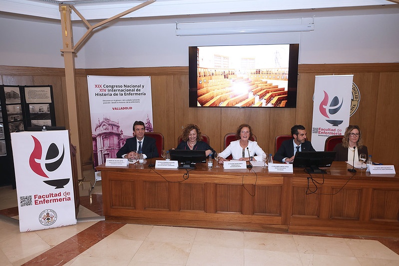 La inauguración estuvo presidida por la vicerrectora de Internacionalización, Paloma Castro Prieto (centro), acompañada en la mesa por Ramón de Gallego Lastra, presidente del Seminario Permanente para la investigación de la Enfermería; Silvia Fernández Calderón, directora general de Asistencia Sanitaria y Humanización; José María Jiménez Pérez, decano de la Facultad de Enfermería; y María López Vallecillo, presidenta de la comisión organizadora.