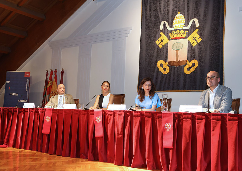 El acto de clausura estuvo presidido por la vicerrectora de Comunicación, Cultura y Deporte, Rebeca San José Cabezudo, acompañada por Juan Antonio González Iglesias, catedrático de Filología Latina de la Universidad de Salamanca; Ana María Iglesia Botrán, directora de la UP Millán Santos, y Sergio Pérez Martín, profesor de la UP Millán Santos