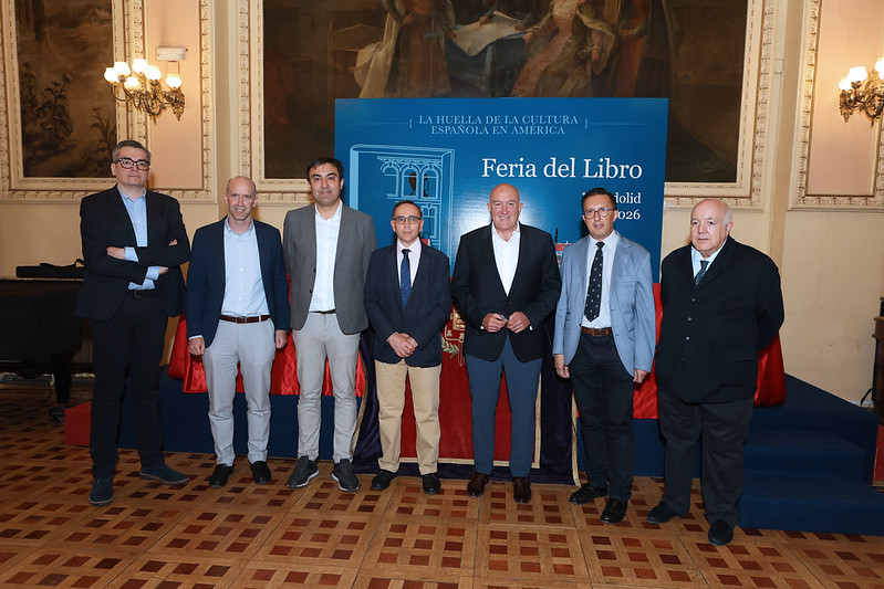 El alcalde de Valladolid junto a los autores, profesores de la UVa, durante el acto de presentación