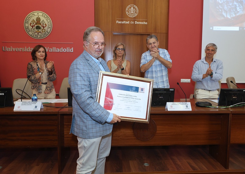 Ignacio Fernández Santos recoge el premio otorgado a la Fundación Santa María La Real