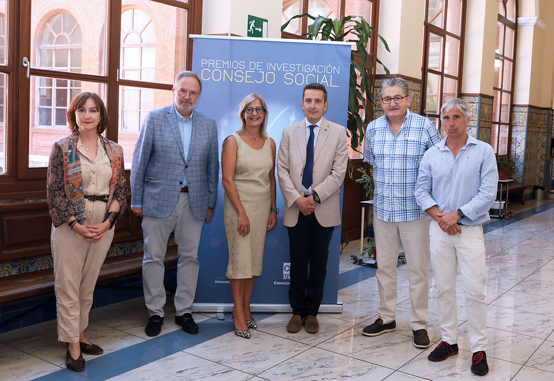 En el centro, la rectora Pilar Garcés junto a los premiados. A su izquierda el presidente y secretario del Consejo Social, Oscar Campillo y Enrique Berzal. A la izquierda, la representante de la Junta de Castilla y León, Teresa León